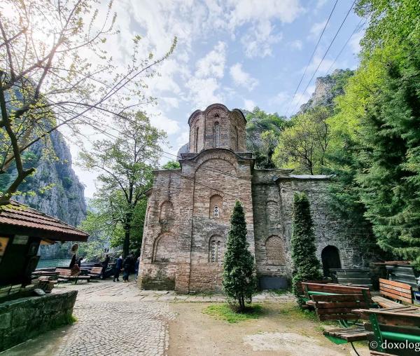 (Foto) Pași de pelerin la Mănăstirea „Sfântul Andrei” din canionul Matka ‒ Macedonia de Nord