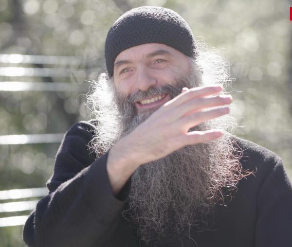 (Video) Pr. Pimen Vlad: „Părintele Cleopa ne povestea lucruri dintr-o altă lume, parcă. Totul era ca o minune”