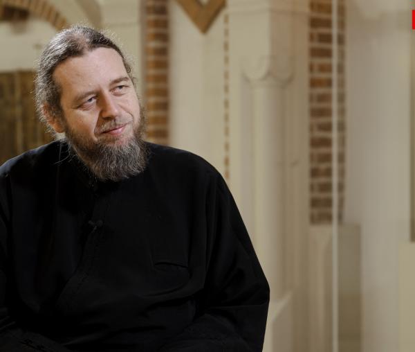 (Video) De la pasiunea pentru hard rock la Liturghia din catacombele Parisului – interviu cu părintele Răzvan Ionescu