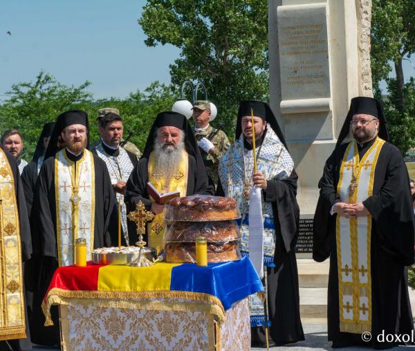 (Video) La Hlipiceni a fost sfințit un monument dedicat eroilor neamului