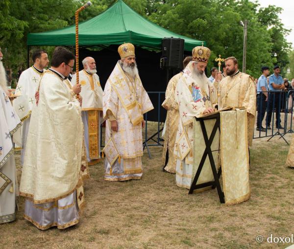 (Video) Doi ierarhi au sfințit biserica „Sfântul Ioan Botezătorul” din Bârnova, județul Iași