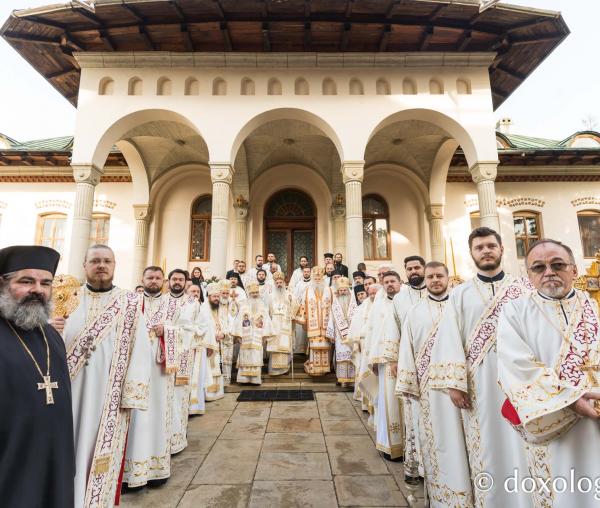 (Foto) Zi de mare sărbătoare în cetatea Sucevei: Liturghie arhierească la hramul Sfântului Ioan cel Nou