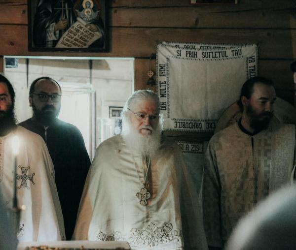 (Foto) Starețul Efrem a slujit Sfânta Liturghie la Biserica studenților din Cluj