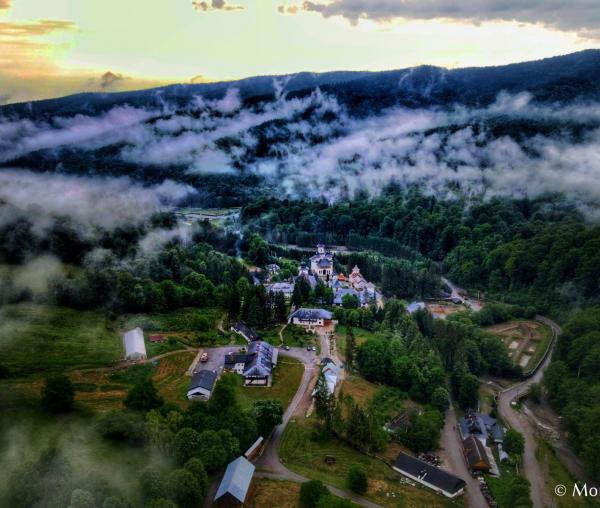 (Foto) Zile liniștite de iunie la Mănăstirea Sihăstria