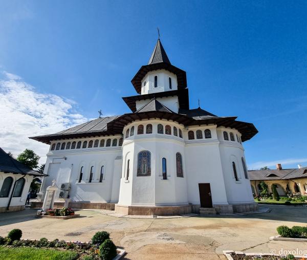 (Foto) Pași de pelerin la Mănăstirea Vladimirești