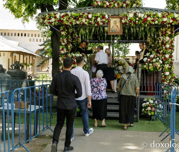 (Foto) Pelerini uniți în rugăciune, acasă la Sfântul Ioan cel Nou #HramSuceava2023