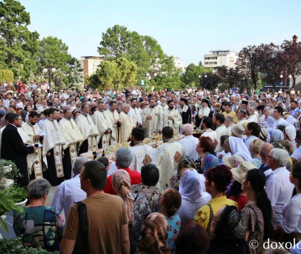 (Video) Procesiune pe străzile din Piatra Neamț: Nașterea Sfântului Ioan Botezătorul, sărbătoarea orașului