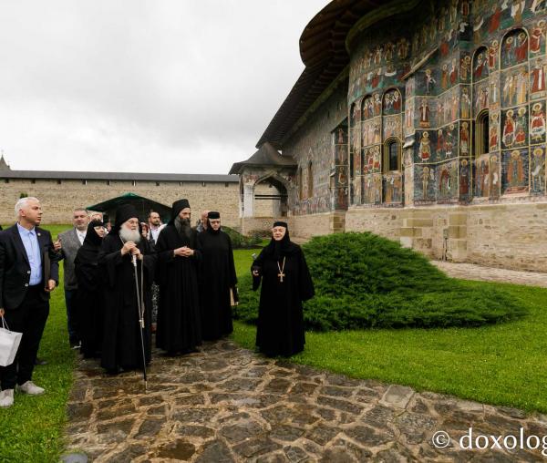 (Foto) Vizita părintelui Efrem Vatopedinul la Mănăstirea Sucevița