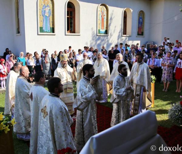Biserica din Ivaneș, în haine de sărbătoare, cu prilejul hramului / Foto: Flavius Popa
