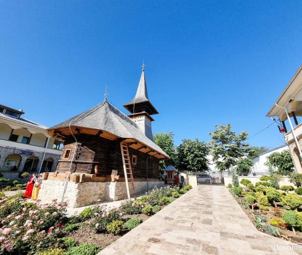 (Foto) Pași de pelerin la Mănăstirea „Sfânta Maria” din Techirghiol