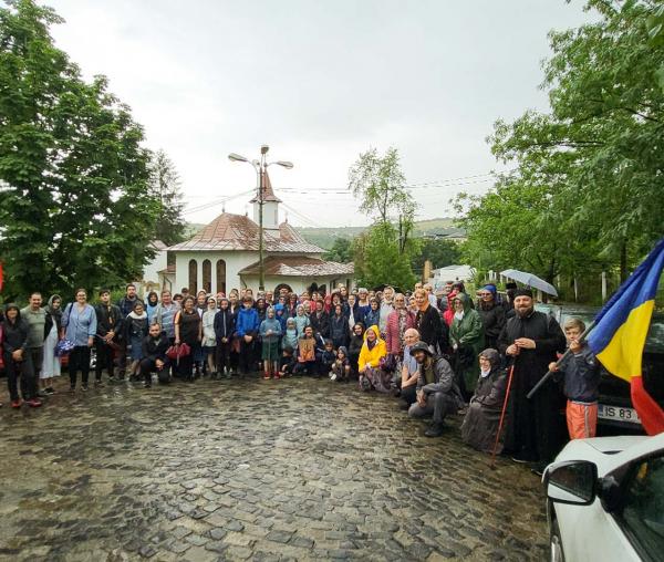 Peste 100 de persoane au participat la pelerinajul pedestru „La pas pe colinele sfinte ale Iașului”