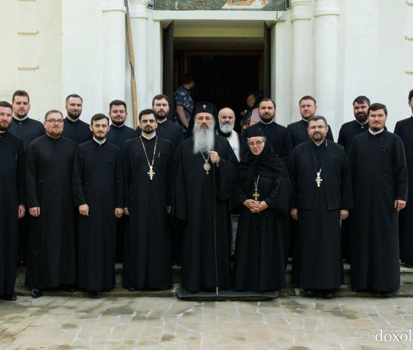 Fotografie de grup după Sfânta Liturghie săvârșită de IPS Teofan la biserica Mănăstirii Miclăușeni