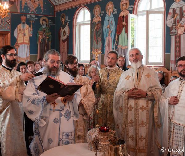 PS Nichifor Botoșăneanul alături de preoții slujitori