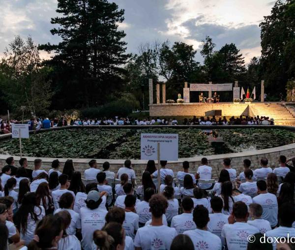(Foto) Îndemnuri la amurg: Pr. Constantin Necula le-a vorbit tinerilor despre arta de a dărui