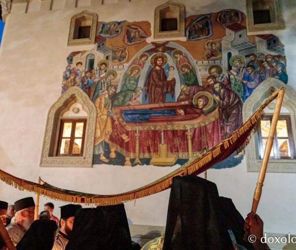 Epitaf purtat in procesiune in jurul bisericii mănăstirii Văratec din județul Neamț