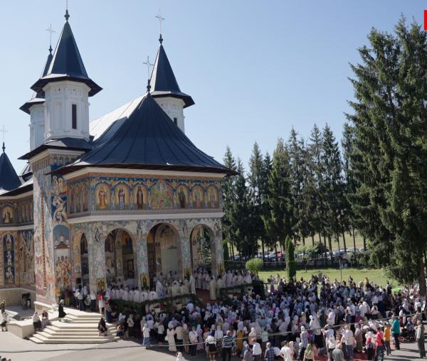 (Video) Sfântul Ioan Iacob, serbat la biserica ce-i poartă hramul, a Seminarului Teologic de la Neamț