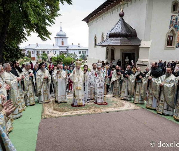 Doi ierarhi la sărbătoarea Sfântului Iosif de la Văratec / Foto: Oana Nechifor