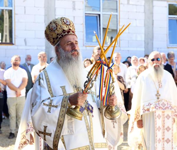 Înaltpreasfințitul Părinte Teofan, Mitropolitul Moldovei și Bucovinei, la Schitul Urecheni / Foto: Flavius Popa