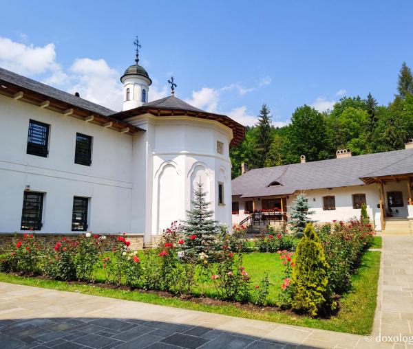 Paraclisul Sfinților Apostoli „Petru și Pavel” de la Mănăstirea Putna