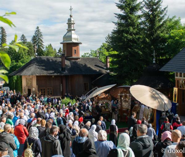 Credincioși, participând la Sfânta Liturghie