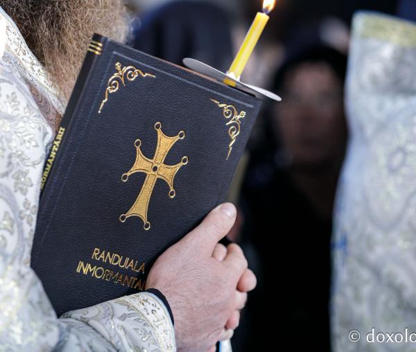 Carte de cult cu slujba inmormantarii