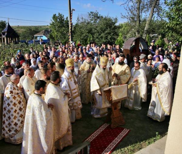 PS Antonie și PS Nichifor Botoșăneanul, sfințind biserica Parohiei Alexandru cel Bun / Foto: Flavius Popa