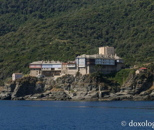 Mănăstirea Pantocrator văzută de pe mare