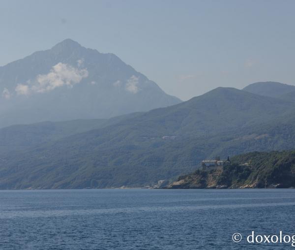 Mănăstirea Stavronikita văzută de pe mare