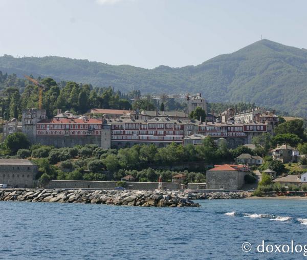 Mănăstirea Vatoped văzută de pe mare