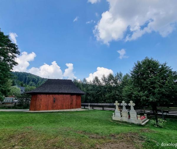 Bisericuța din cimitirul Mănăstirii Sihastria Putnei