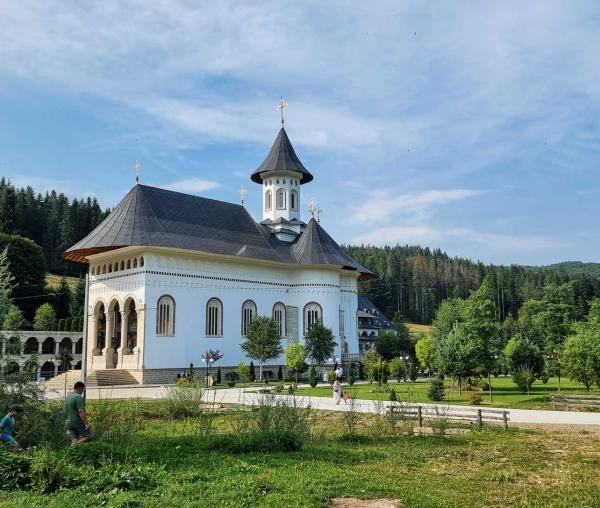 Biserica „Izvorul Tămăduirii” de la Mănăstirea Sihăstria Putnei