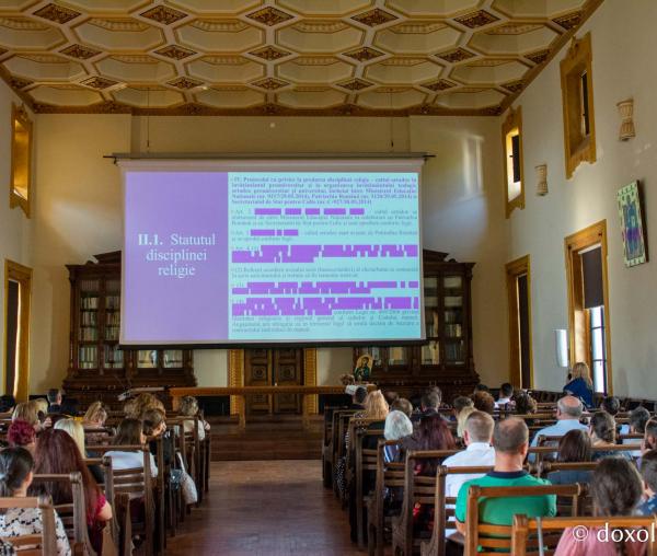 Profesori de religie în sala Iustin Moisescu