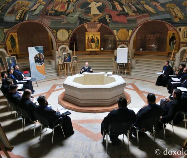 PS Ignatie a susținut o prelegere preoților participanți la cursurile pentru obținerea gradelor profesionale / Foto: Flavius Popa