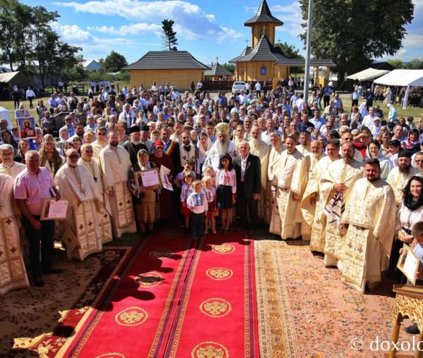Biserica „Sfinții Împărați Constantin și Elena” din Râșca a fost sfințită de IPS Teofan / Foto: Flavius Popa