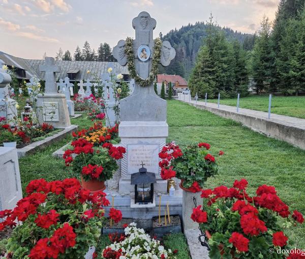 Mormântul Părintelui Iachint Unciuleac de la Mănăstirea Putna