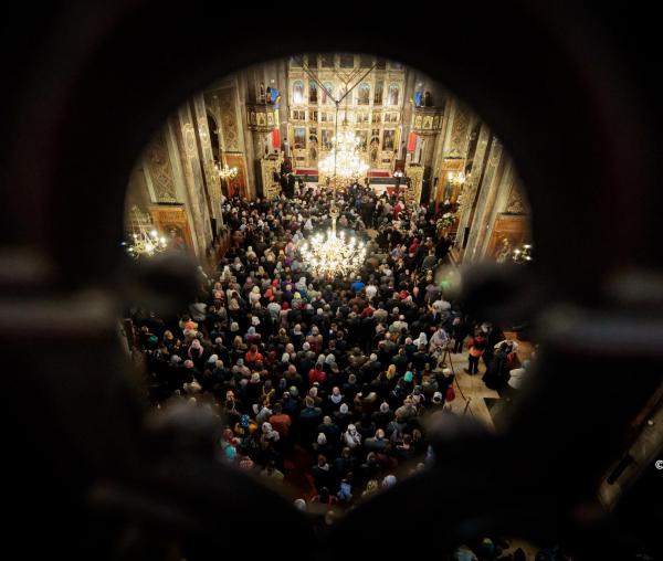 oameni la biserica