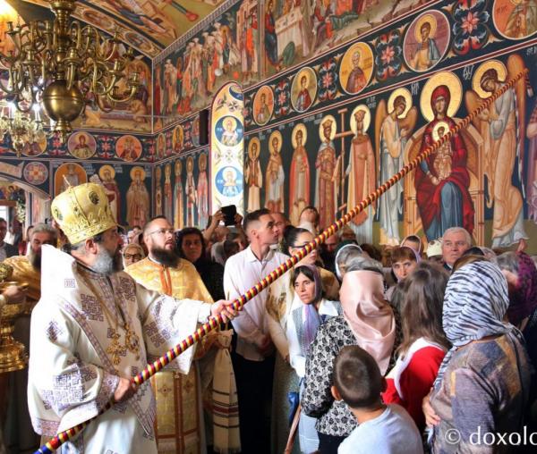 PS Nichifor Botoșăneanul, Episcop-vicar al Arhiepiscopiei Iașilor, sfințind pictura Bisericii din Cerchejeni / Foto: Flavius Popa