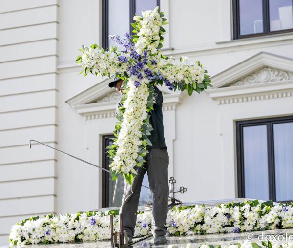 (Foto) Împodobirea baldachinului Sfintei Parascheva – de 20 de ani, Cuvioasa primește veșmânt de flori