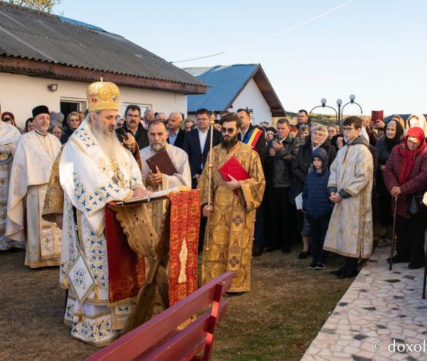 IPS Teofan, sfințind biserica din Țipilești