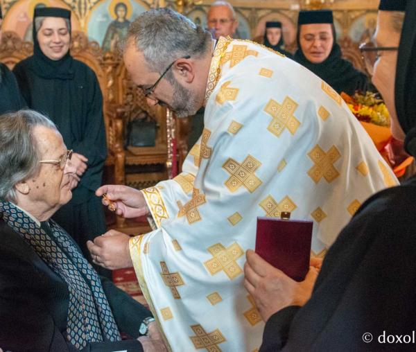 (Video) „Crucea Sfântului Ierarh Dosoftei”, dăruită academicianului Alexandru Zub la împlinirea vârstei de 89 de ani