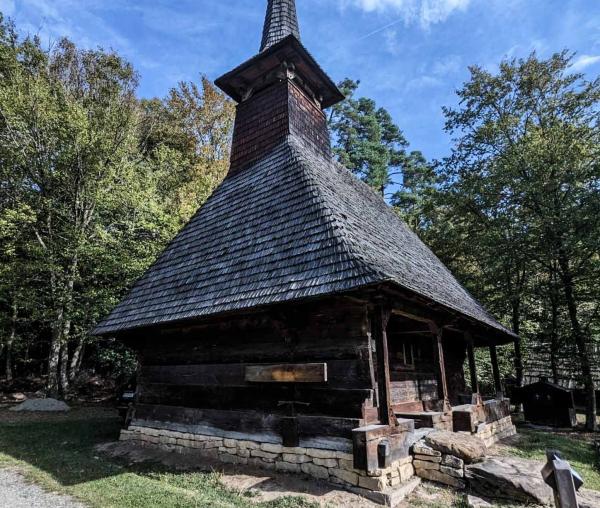 Biserica de lemn „Pogorârea Sfântului Duh” din Muzeul în aer liber Astra