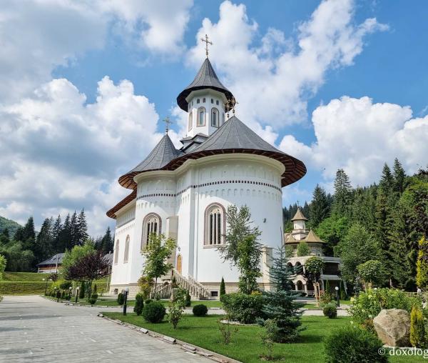 Biserica „Izvorul Tămăduirii” – Mănăstirea Sihăstria Putnei