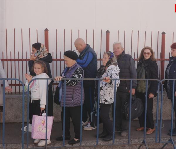 (Video) Oameni mari, dar și tineri și copii – pelerini la Sfânta Cuvioasă Parascheva