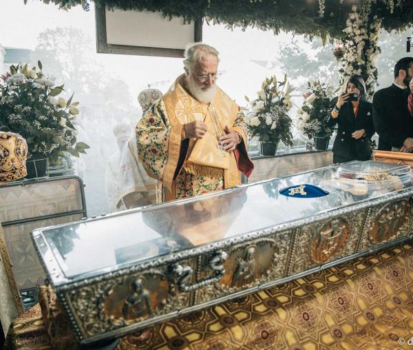 (Foto) Închinarea soborului de ierarhi slujitori – Liturghie Arhierească la Hramul Sfintei Parascheva (14 octombrie 2023)