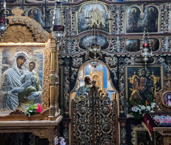 Icoana făcătoare de minuni a Maicii Domnului de la Mănăstirea Rarău