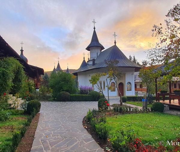 Mănăstirea Sihăstria îmbrăcată în culorile toamnei