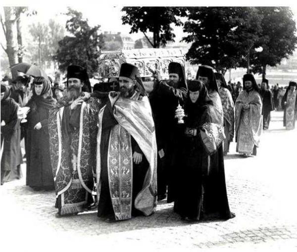 Procesiune cu moaștele Sfântului Cuvios Dimitrie cel Nou la București