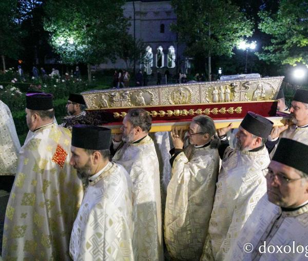 Procesiunea scoaterii spre închinare a moaștelor Sfintei Cuvioase Parascheva