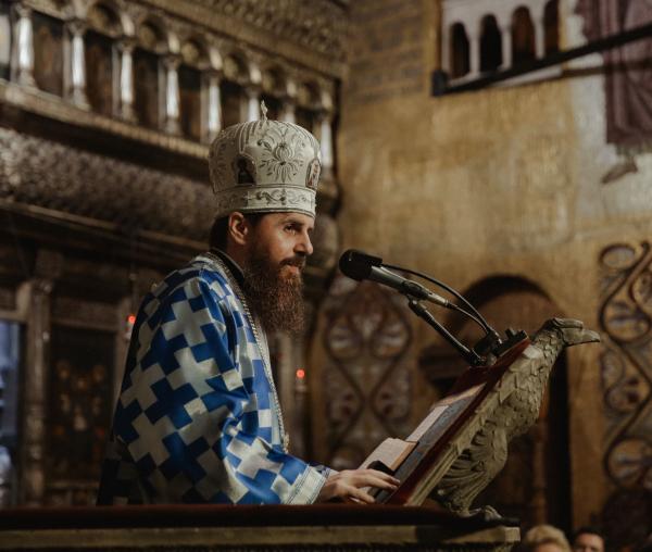 (Audio) Maica Domnului ne acoperă mereu cu omoforul milei și al dragostei sale – PS Benedict
