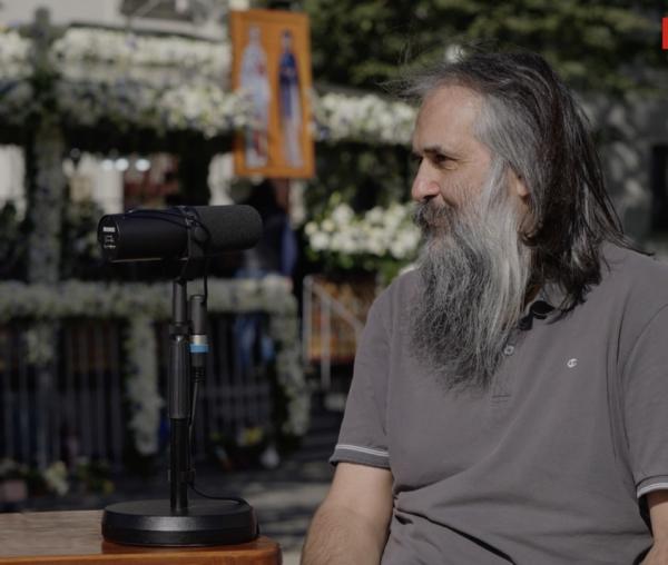 (Video) #PodcastdeHram cu Arsenie, omul-călăuză al sârbilor la Sfânta Parascheva de aproape 30 de ani